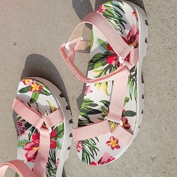 NEW! CHARLES DAVID Pink Zambo Floral Lug Sole Sandals 8. - Picture 4 of 10
